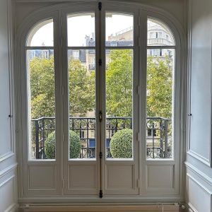 installation fenetre cintree bois mouton gueule de loup paris