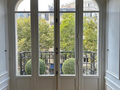 installation fenetre cintree bois mouton gueule de loup paris